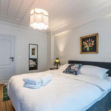 Historical 4-Br Home Steps From Besiktas Stadium & Bosphorus Views - Prime Nisantasi Location! イスタンブール エクステリア 写真