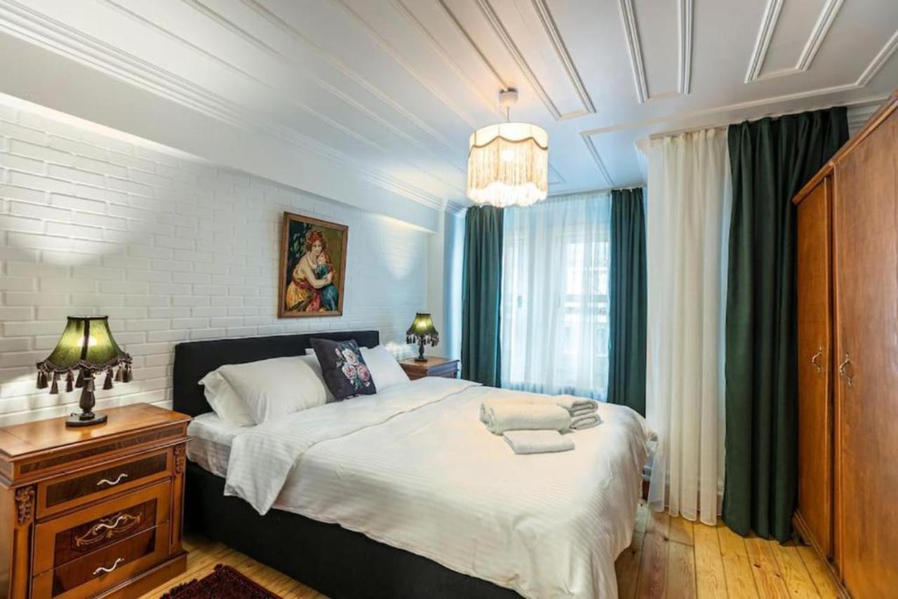 Historical 4-Br Home Steps From Besiktas Stadium & Bosphorus Views - Prime Nisantasi Location! イスタンブール エクステリア 写真