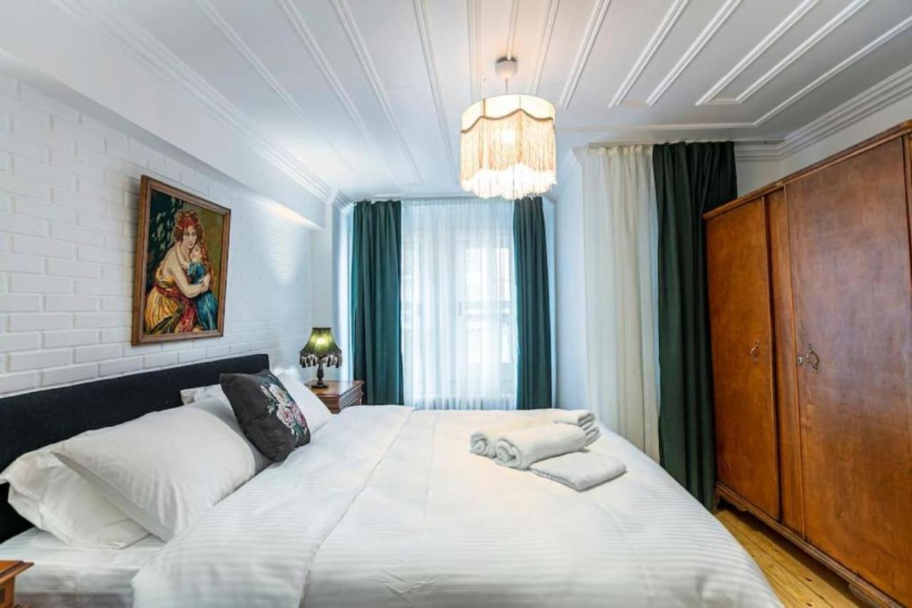 Historical 4-Br Home Steps From Besiktas Stadium & Bosphorus Views - Prime Nisantasi Location! イスタンブール エクステリア 写真