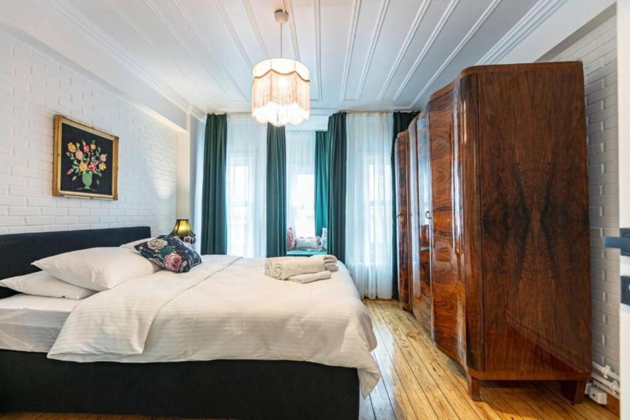 Historical 4-Br Home Steps From Besiktas Stadium & Bosphorus Views - Prime Nisantasi Location! イスタンブール エクステリア 写真