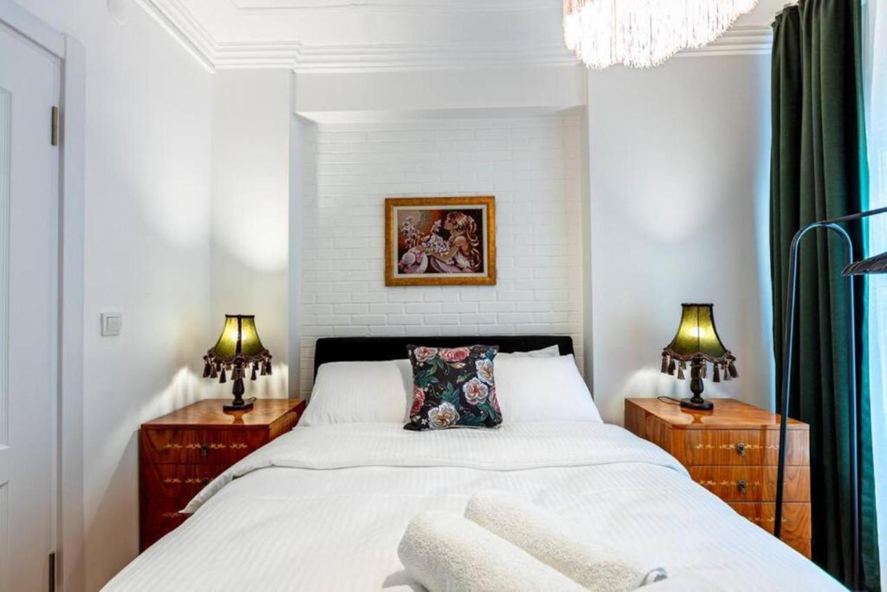 Historical 4-Br Home Steps From Besiktas Stadium & Bosphorus Views - Prime Nisantasi Location! イスタンブール エクステリア 写真
