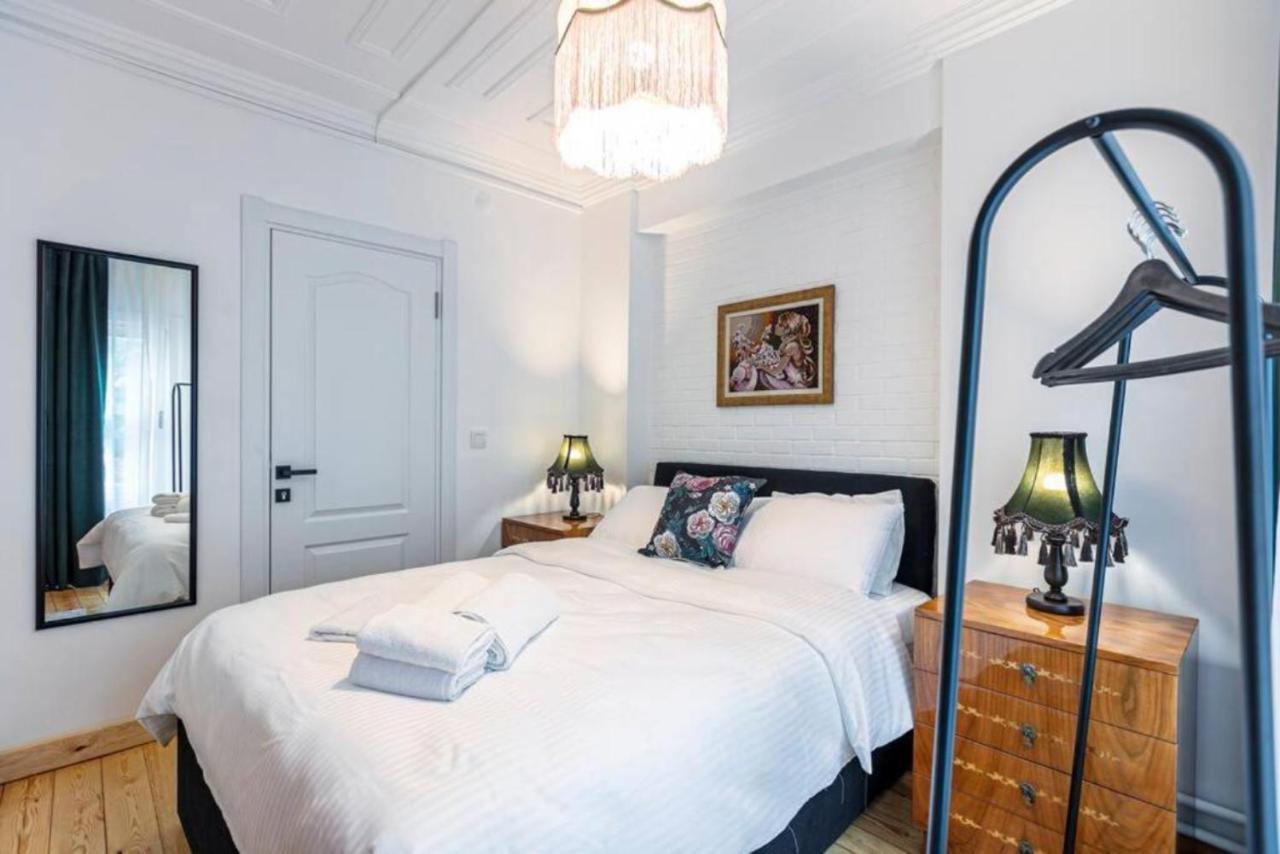 Historical 4-Br Home Steps From Besiktas Stadium & Bosphorus Views - Prime Nisantasi Location! イスタンブール エクステリア 写真