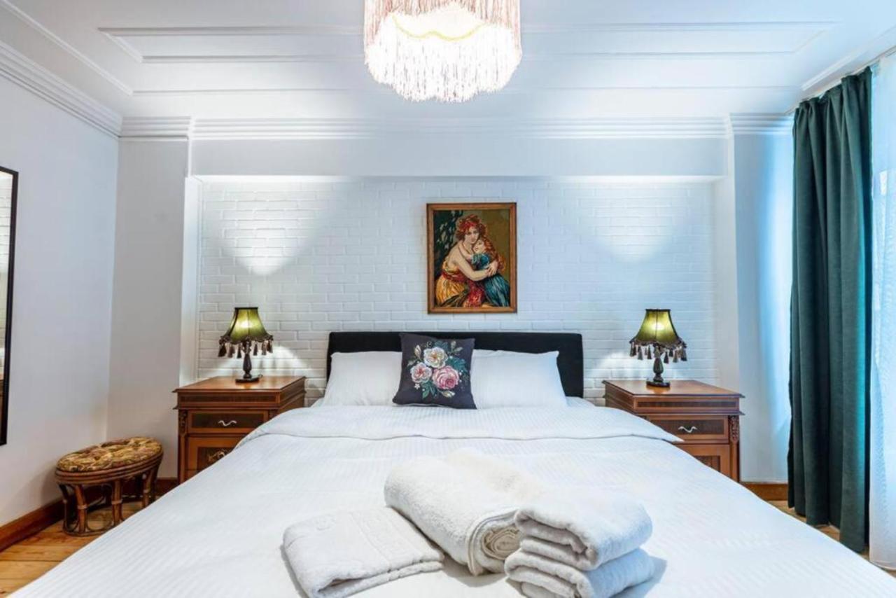 Historical 4-Br Home Steps From Besiktas Stadium & Bosphorus Views - Prime Nisantasi Location! イスタンブール エクステリア 写真