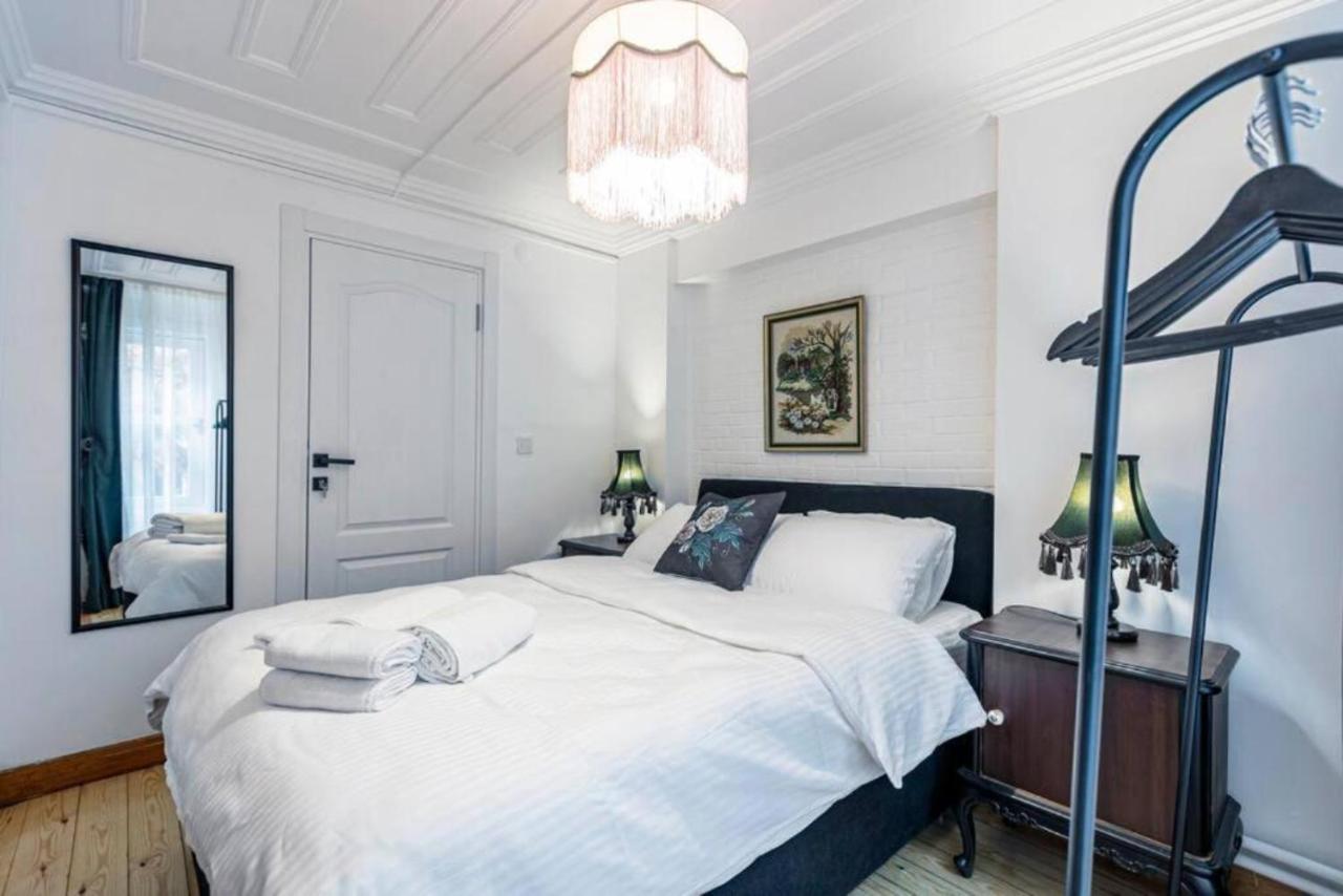 Historical 4-Br Home Steps From Besiktas Stadium & Bosphorus Views - Prime Nisantasi Location! イスタンブール エクステリア 写真