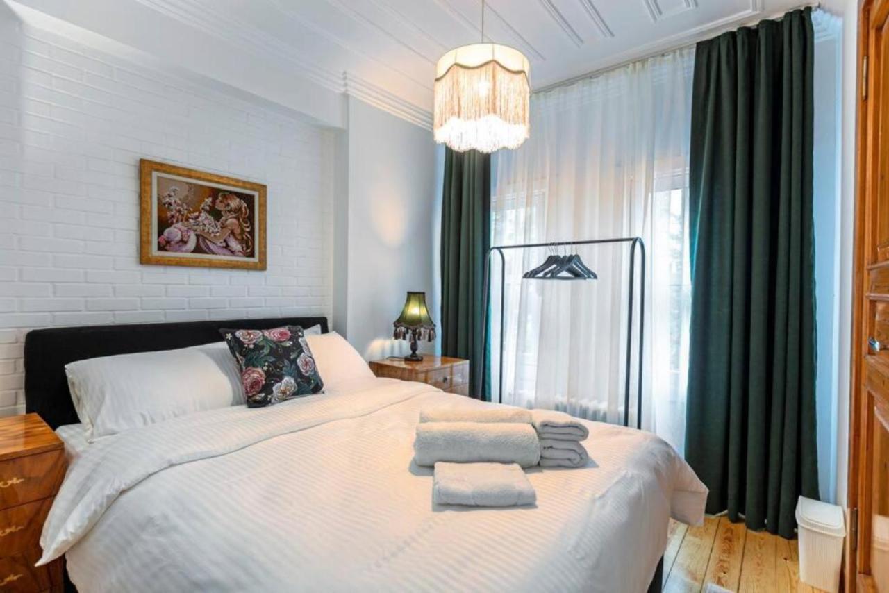 Historical 4-Br Home Steps From Besiktas Stadium & Bosphorus Views - Prime Nisantasi Location! イスタンブール エクステリア 写真