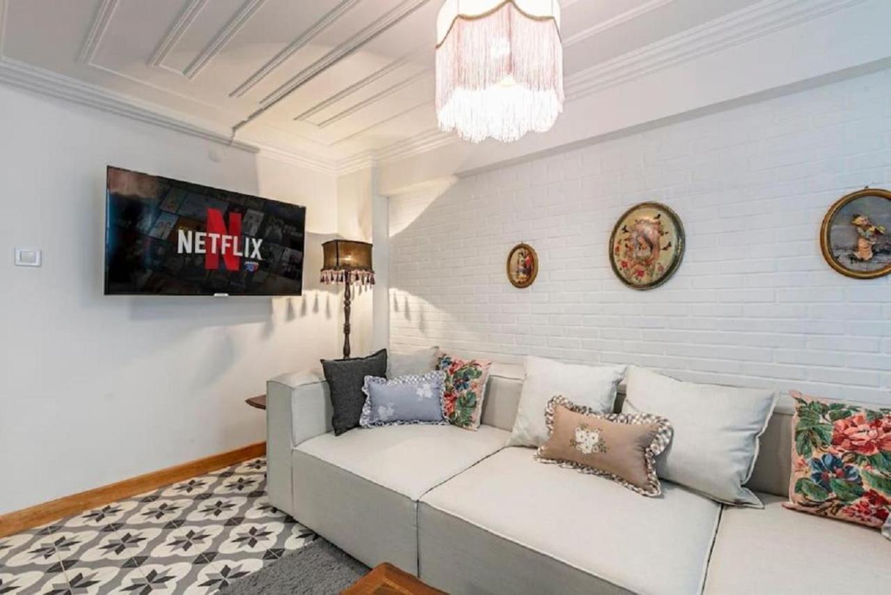 Historical 4-Br Home Steps From Besiktas Stadium & Bosphorus Views - Prime Nisantasi Location! イスタンブール エクステリア 写真