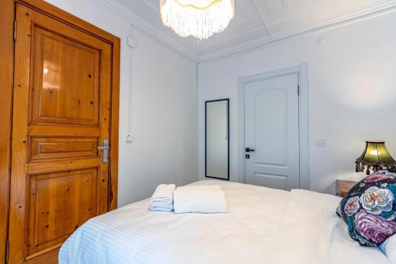 Historical 4-Br Home Steps From Besiktas Stadium & Bosphorus Views - Prime Nisantasi Location! イスタンブール エクステリア 写真